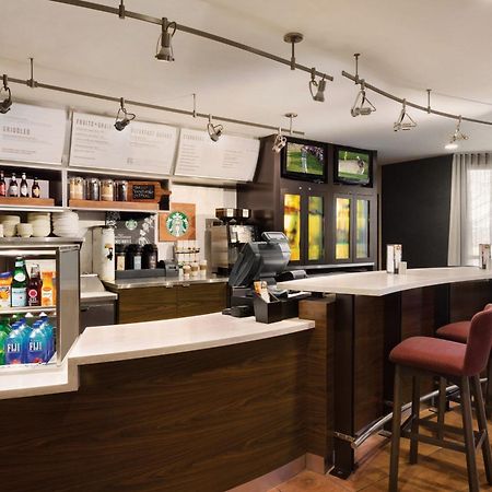 Courtyard By Marriott Topeka Bagian luar foto