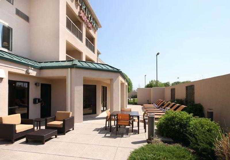 Courtyard By Marriott Topeka Bagian luar foto