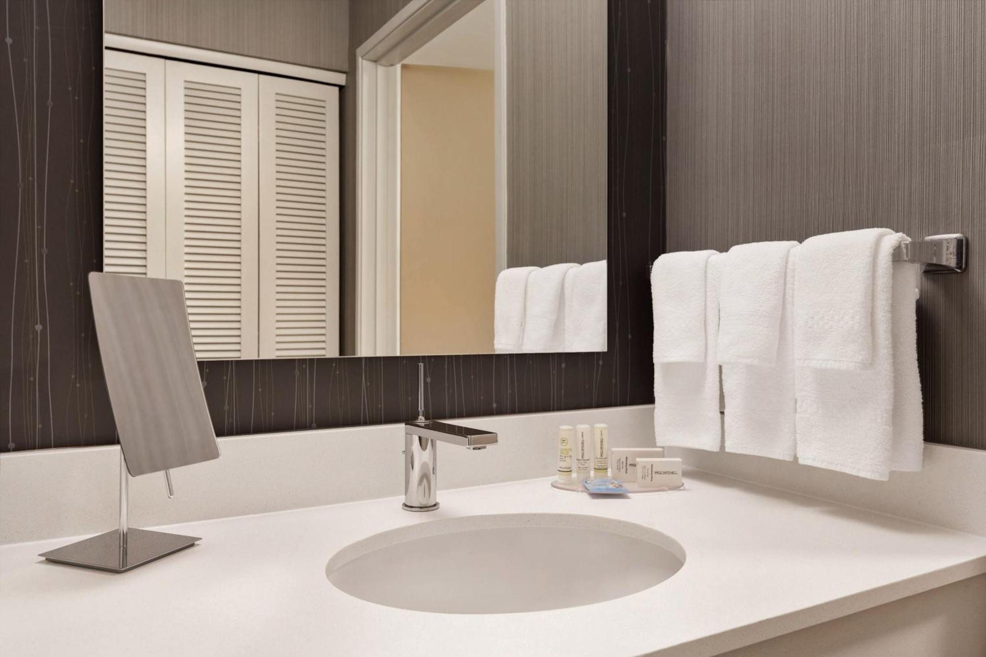 Courtyard By Marriott Topeka Bagian luar foto