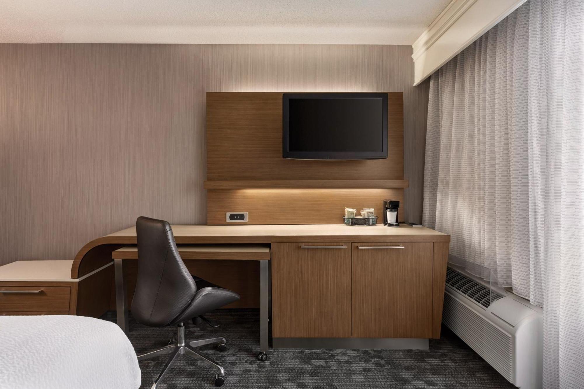 Courtyard By Marriott Topeka Bagian luar foto