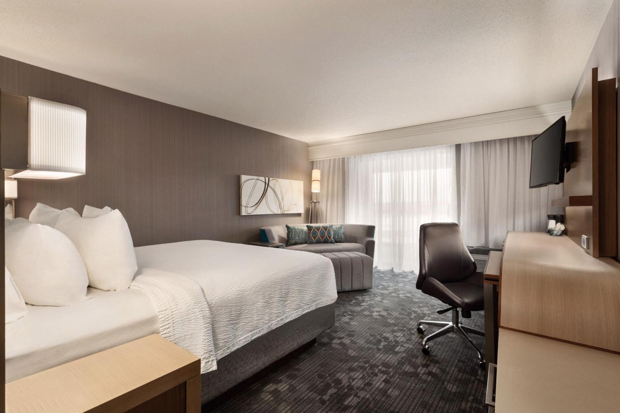 Courtyard By Marriott Topeka Bagian luar foto