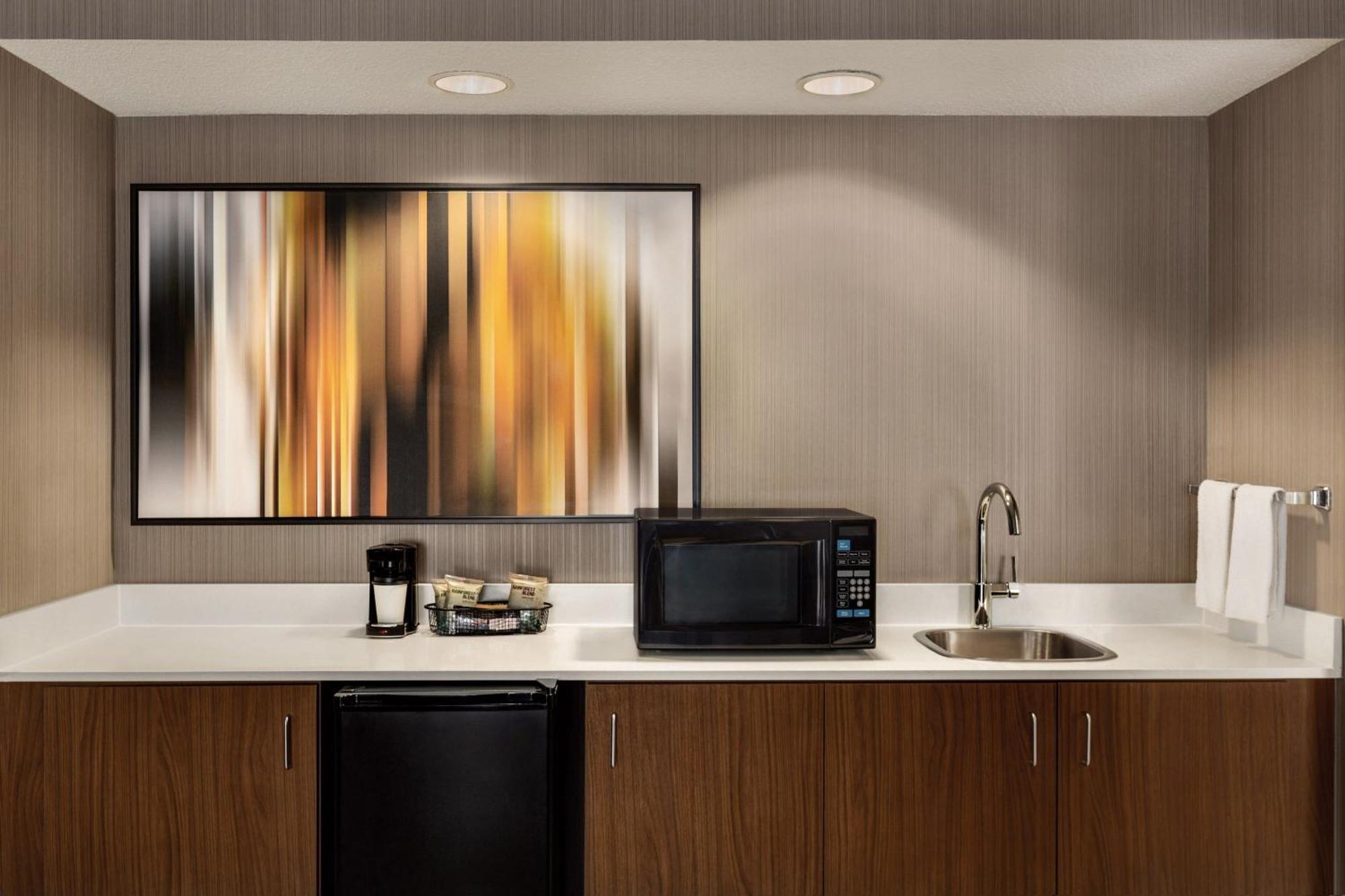 Courtyard By Marriott Topeka Bagian luar foto