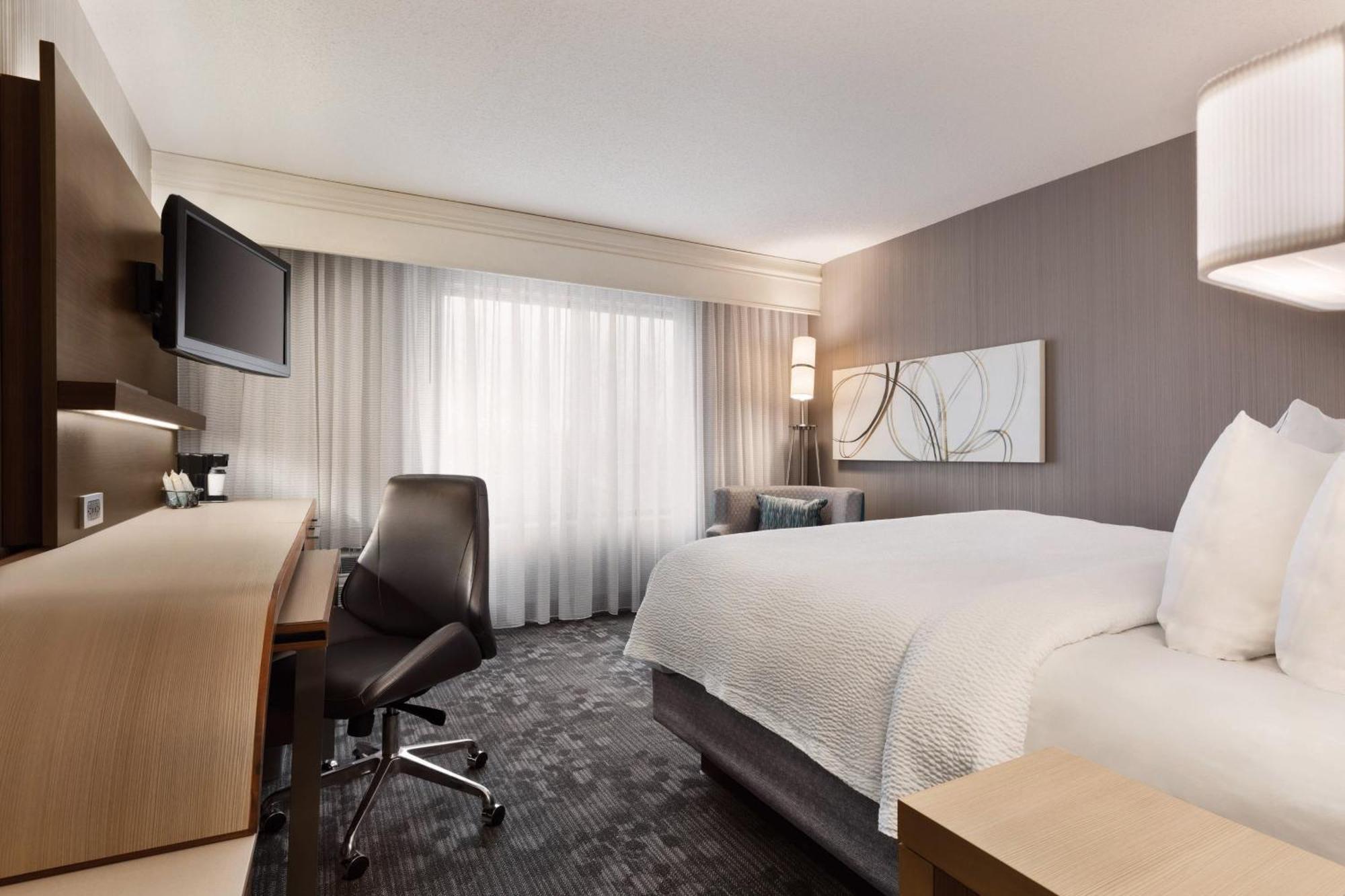 Courtyard By Marriott Topeka Bagian luar foto