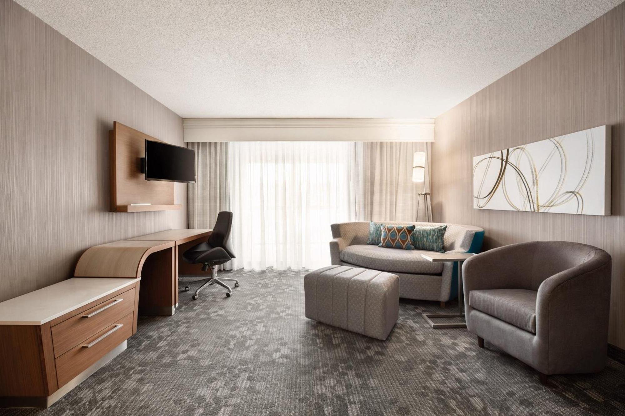 Courtyard By Marriott Topeka Bagian luar foto