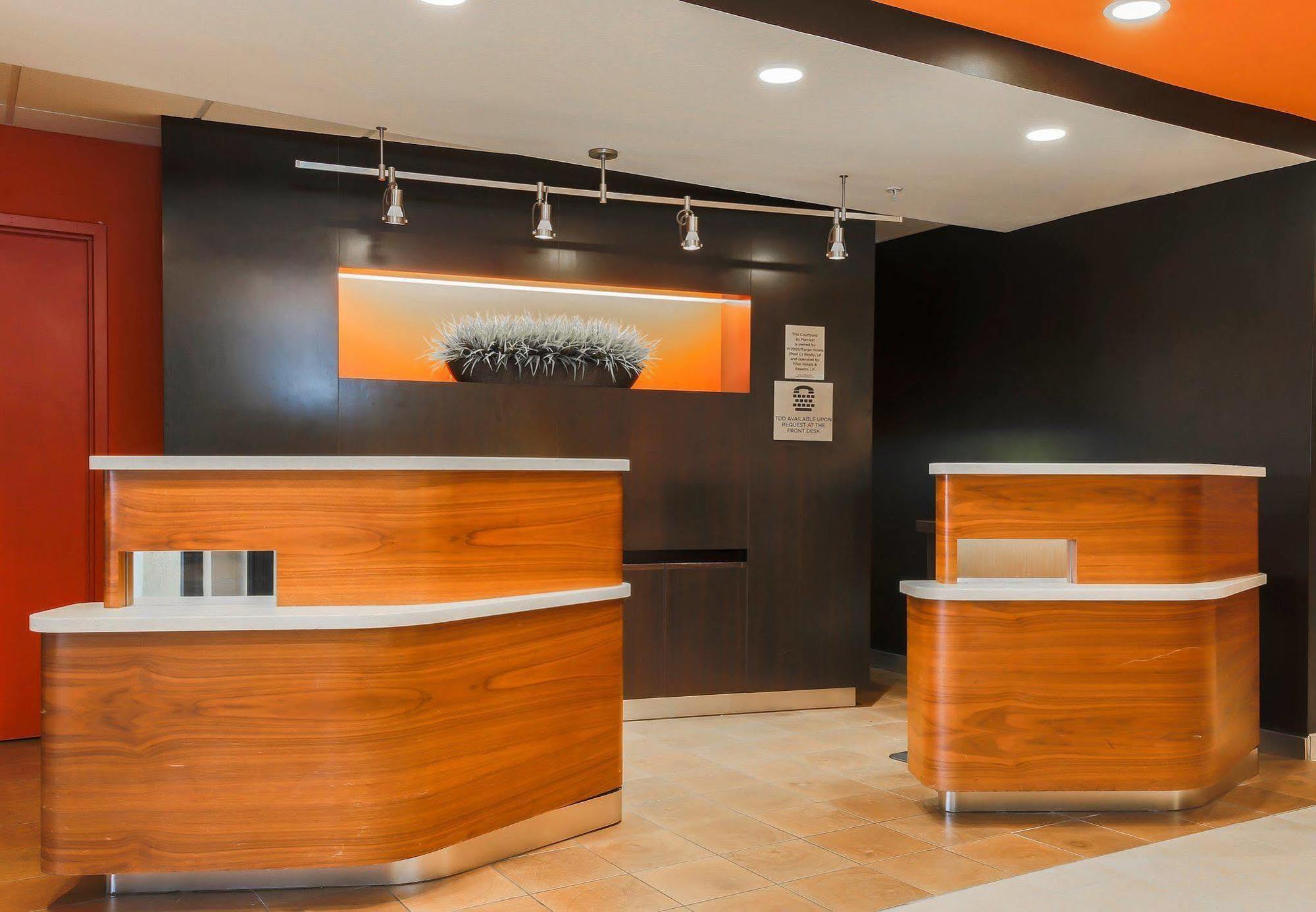 Courtyard By Marriott Topeka Bagian luar foto