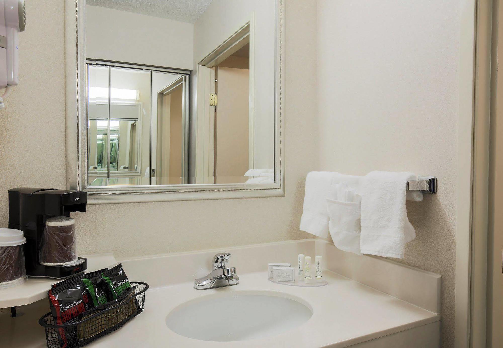 Courtyard By Marriott Topeka Bagian luar foto