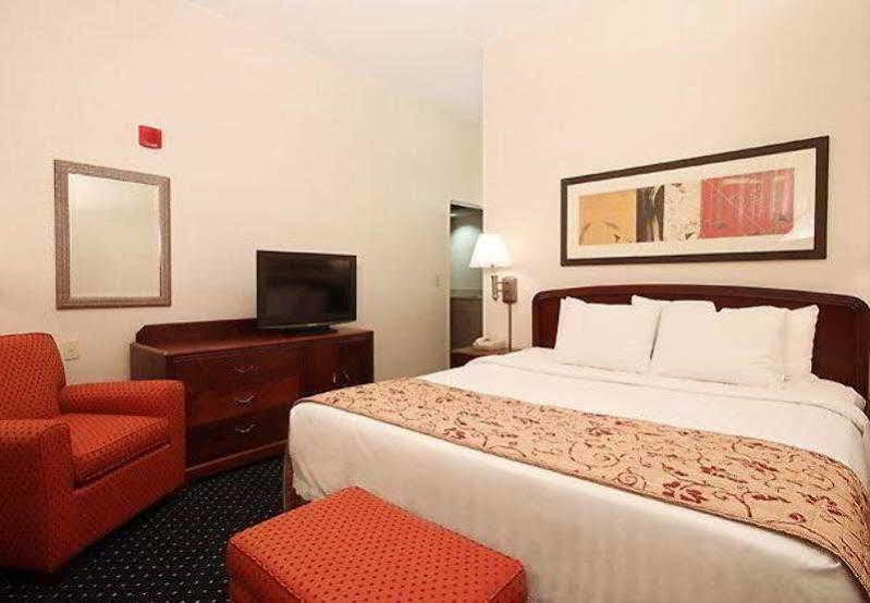 Courtyard By Marriott Topeka Bagian luar foto